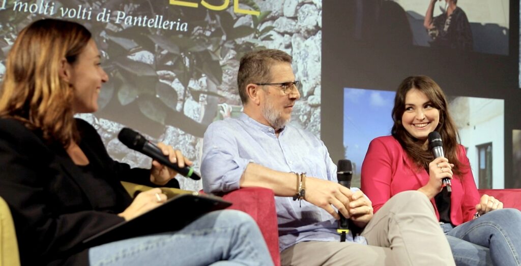 Alice Cristiano (a sinistra) ha presentato "Emozioni sospese" con gli studenti del corso di fotografia di Luciano Perbellini