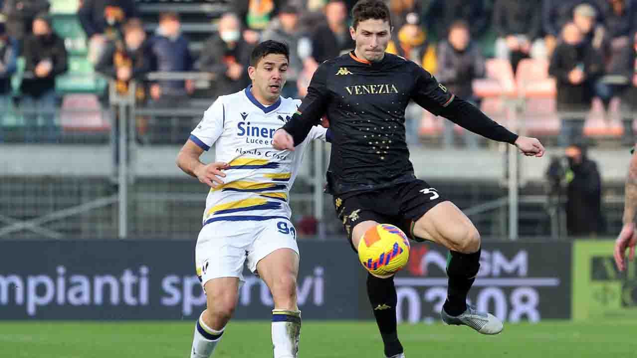 Il Verona vince il derby con il Venezia con un’incredibile rimonta: da 0-3 a 4-3