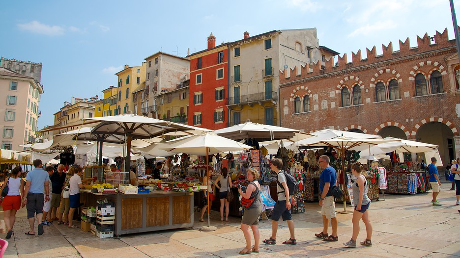 Piazza Erbe: il bazar resta aperto tutti i weekend d’agosto