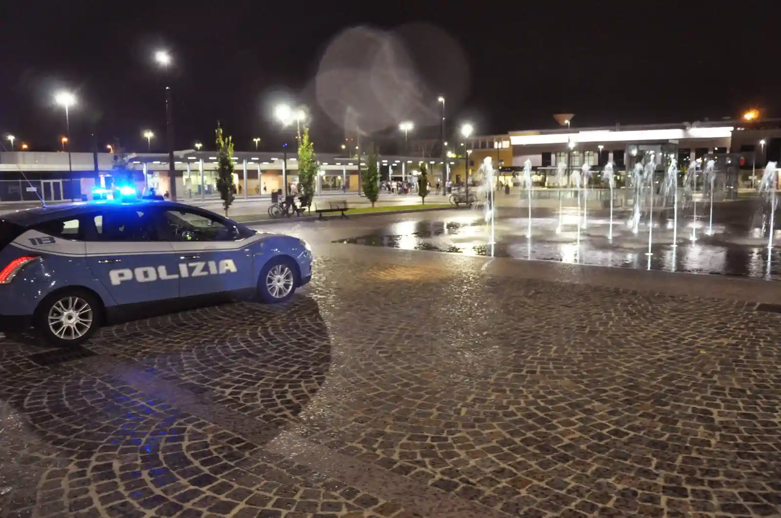 Aggrediscono a bottigliate un giovane: arrestati dalla Polizia