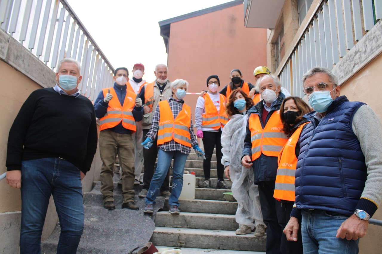 Nuovo look al sottopasso di via Mantovana. Intervento congiunto degli Angeli del Bello e Amia, ripulite da scritte e riverniciate pareti e soffitto.