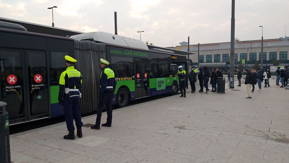 Cani antidroga in azione in Stazione: beccato un afgano e trovati alcuni grammi di hashish