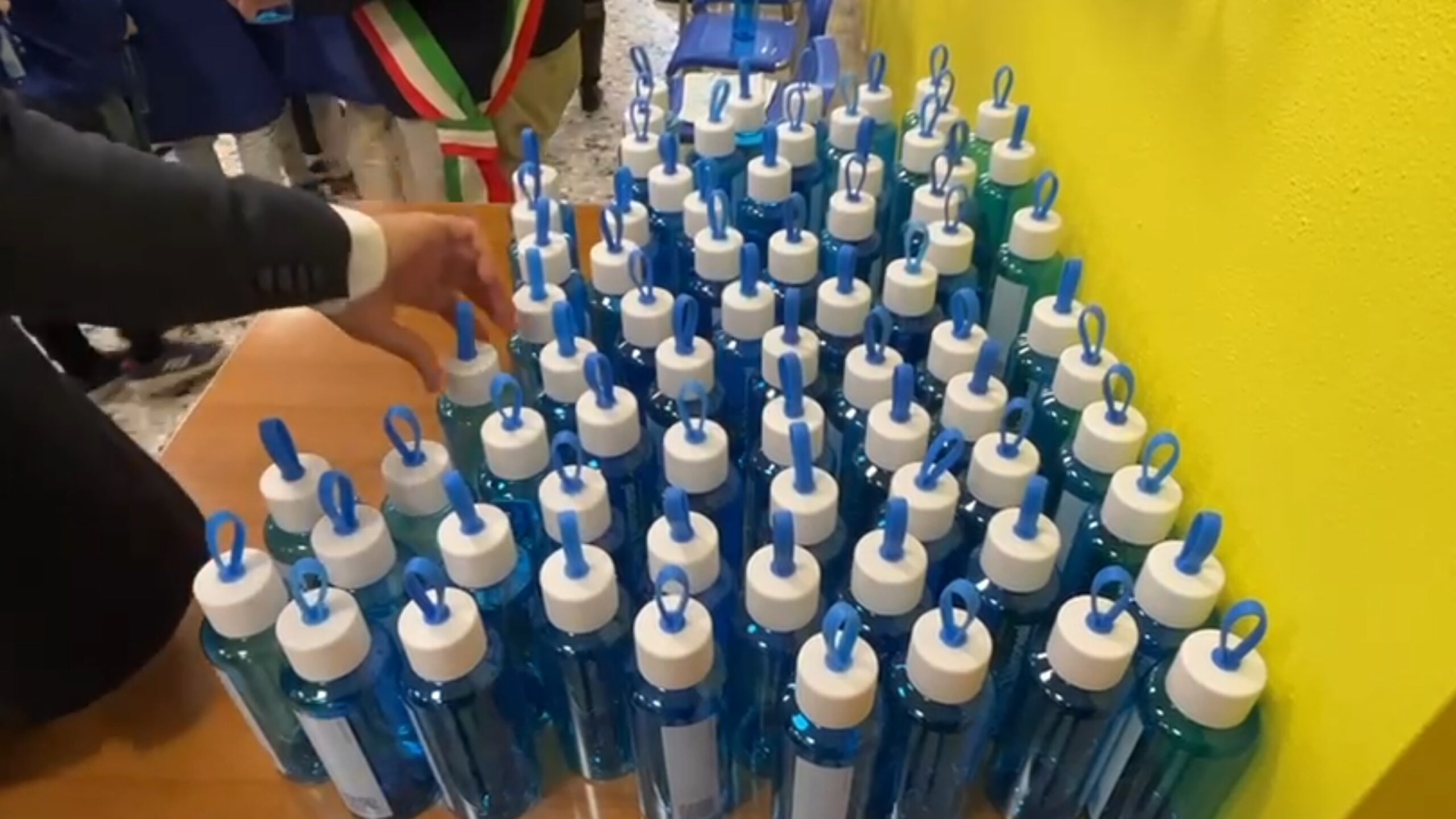 La borraccia di Acque Veronesi agli alunni delle elementari per insegnare il rispetto dell’ambiente e il valore dell’acqua
