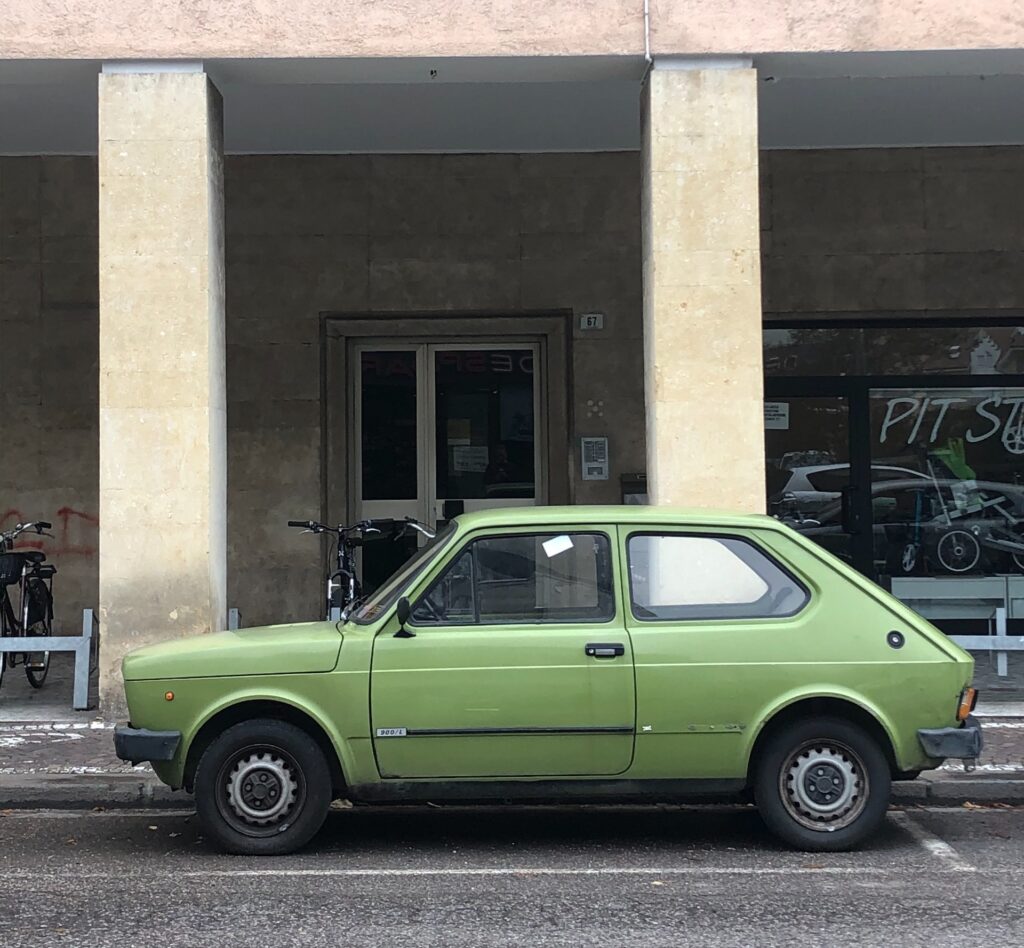 Per comprare una Fiat 127 ci volevano 920 mila lire: 5 mesi di stipendio