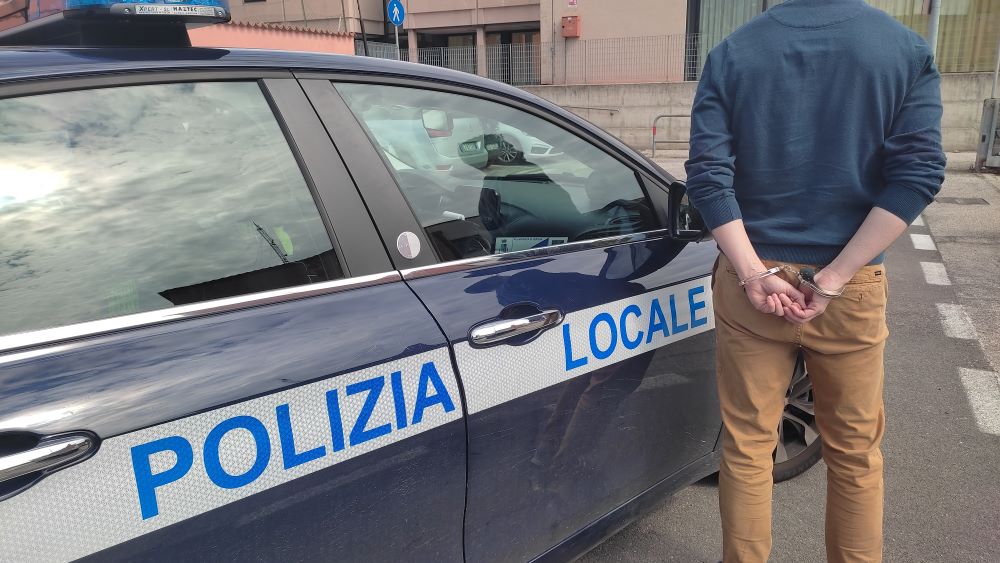 Villafranca, semina il panico durante la fuga e si ribalta in un giardino: arrestato dalla Polizia locale