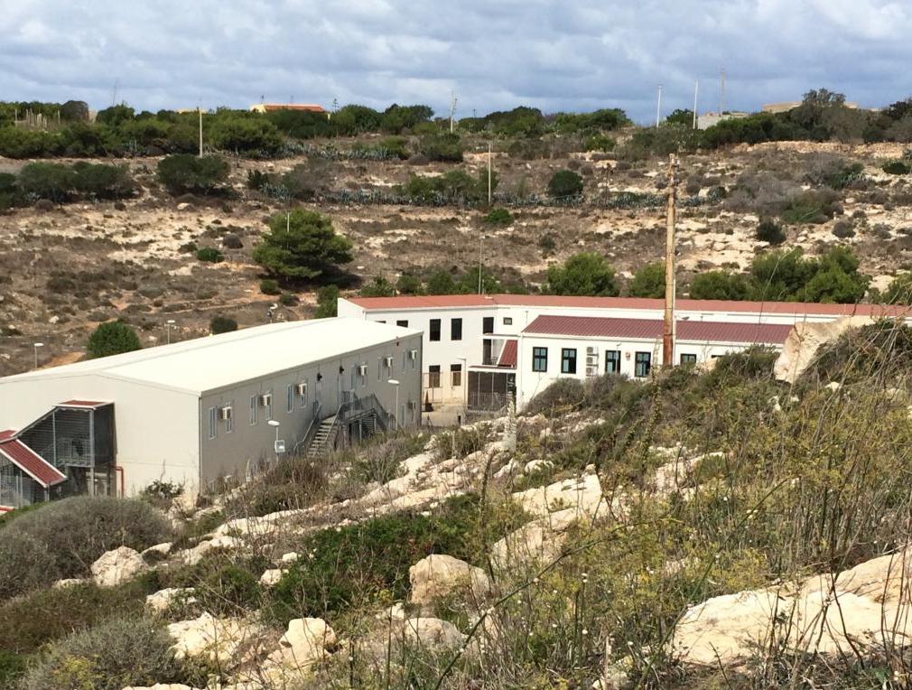 Nel silenzio del governo gli sbarchi continuano. L’Italia ha il suo campo di concentramento. E’ a Contrada Imbriacola, Lampedusa 