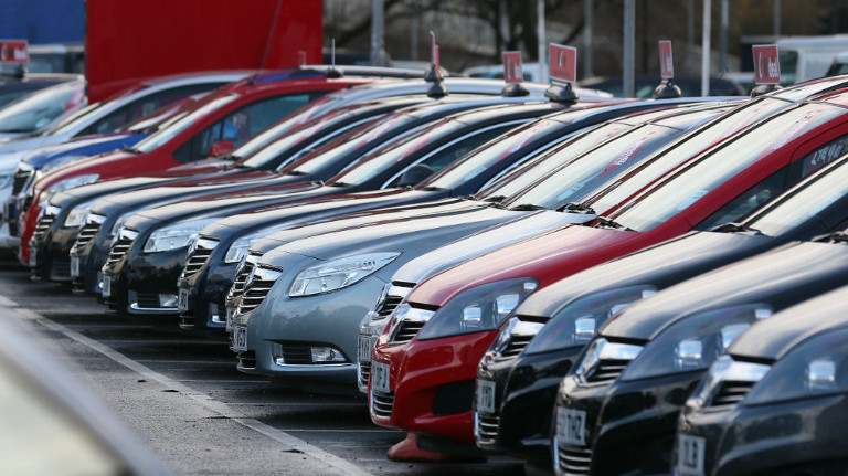 Il 2022 è stato un anno nero per il mercato dell’auto: vendite calate del 9,7%.
