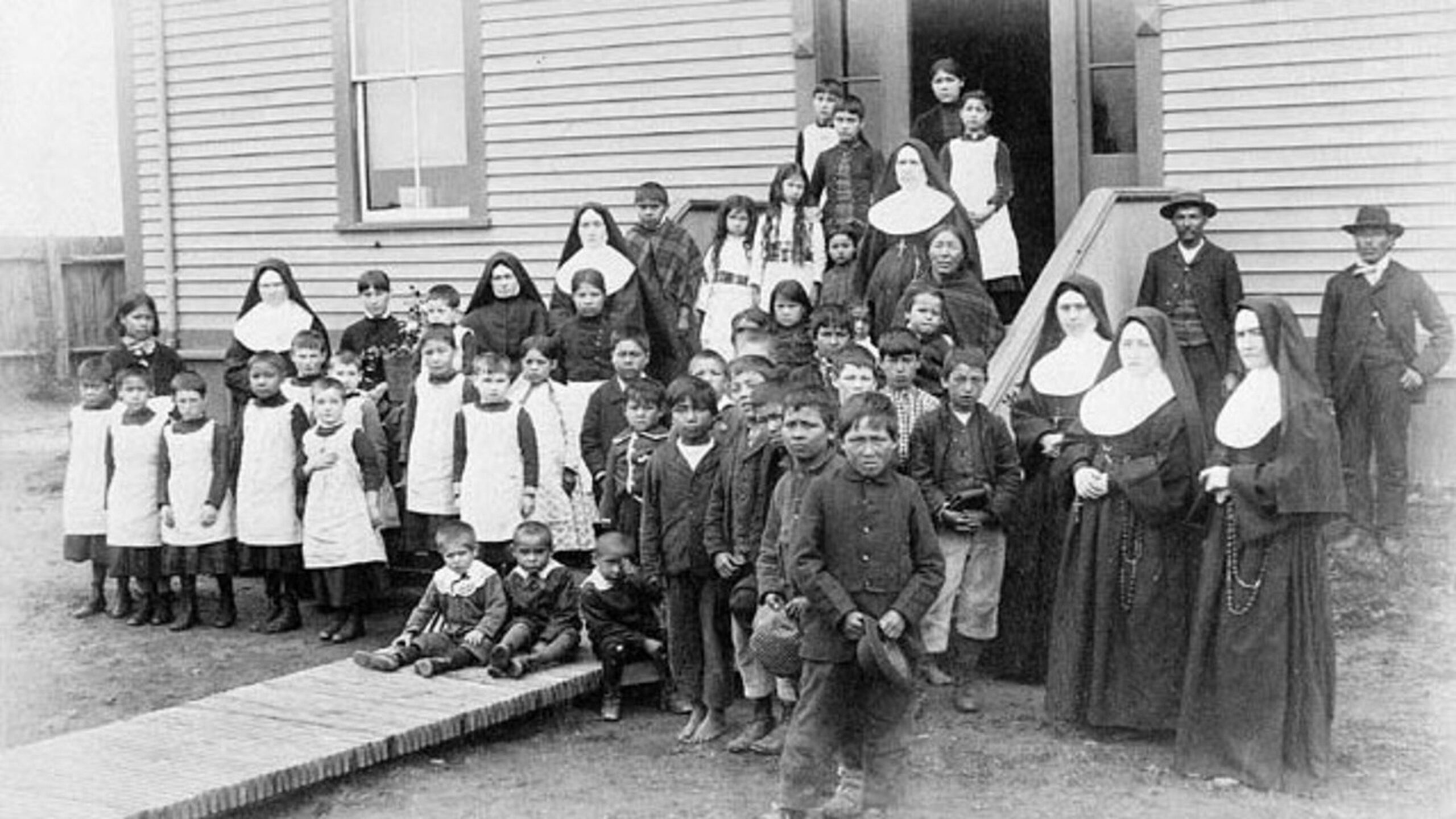 Il genocidio dei nativi canadesi. Le scuse della Chiesa.