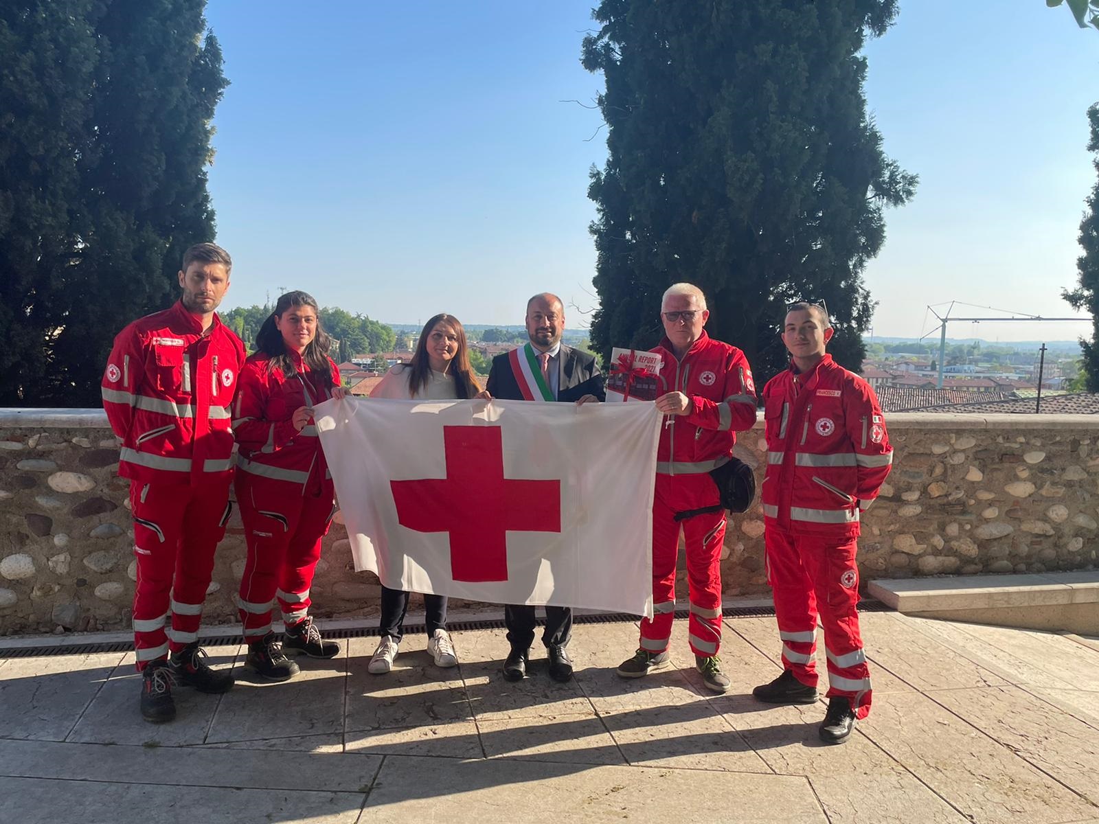 Castelnuovo del Garda: dal 2 all’8 maggio la bandiera di Croce Rossa esposta sul municipio