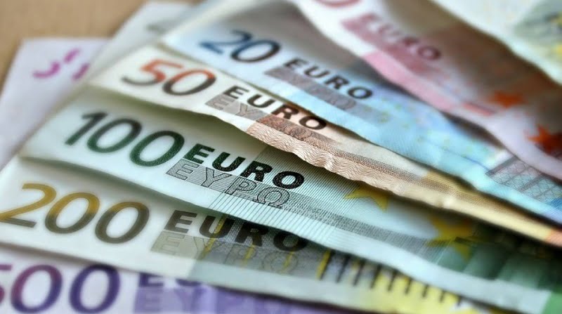 Dal 1° gennaio non si può più pagare in contanti per più di mille euro. Un altro pezzo di libertà che se ne va.