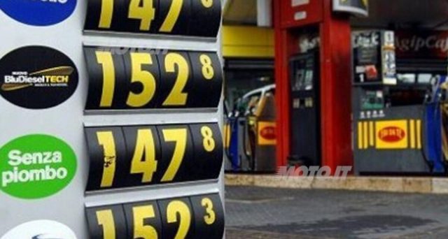 Da oggi benzina e gasolio meno cari per il taglio deciso da Draghi