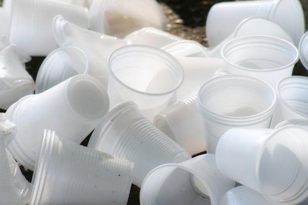 Da domani scatta il divieto per la plastica monouso