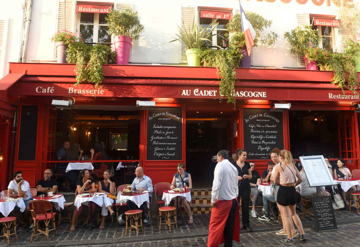 A Parigi multa per i negozi che tengono la porta aperta con l’aria condizionata accesa