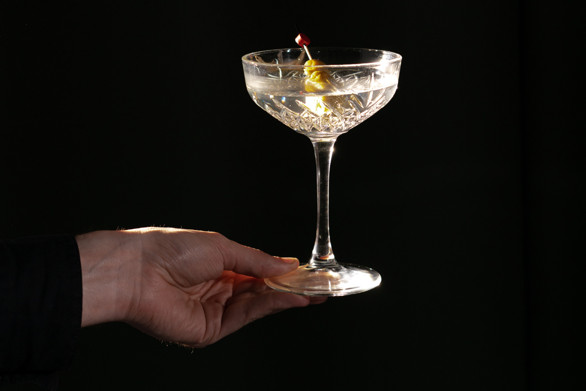 Black Saffron Martini: il cocktail milanese che conquistò Stanley Tucci