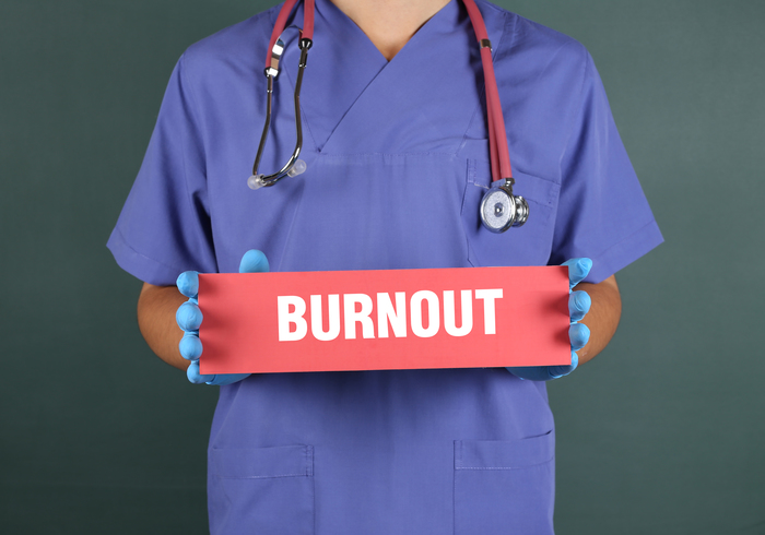 I medici sotto pressione da Covid e da mancanza di personale vengono colpiti da sindrome da ‘burn-out’. E i più giovani meditano di mollare. La denuncia dell’Ordine
