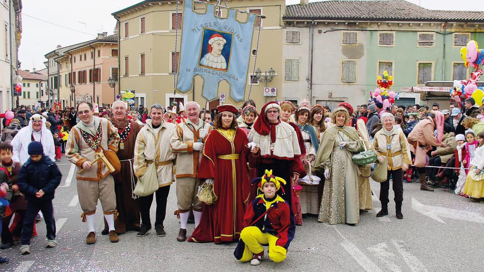 Carri e maschere ai nastri di partenza per il carnevale di Sommacampagna