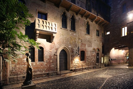 Un mese di sperimentazione per la casa di Giulietta. Si entra dal Teatro Nuovo