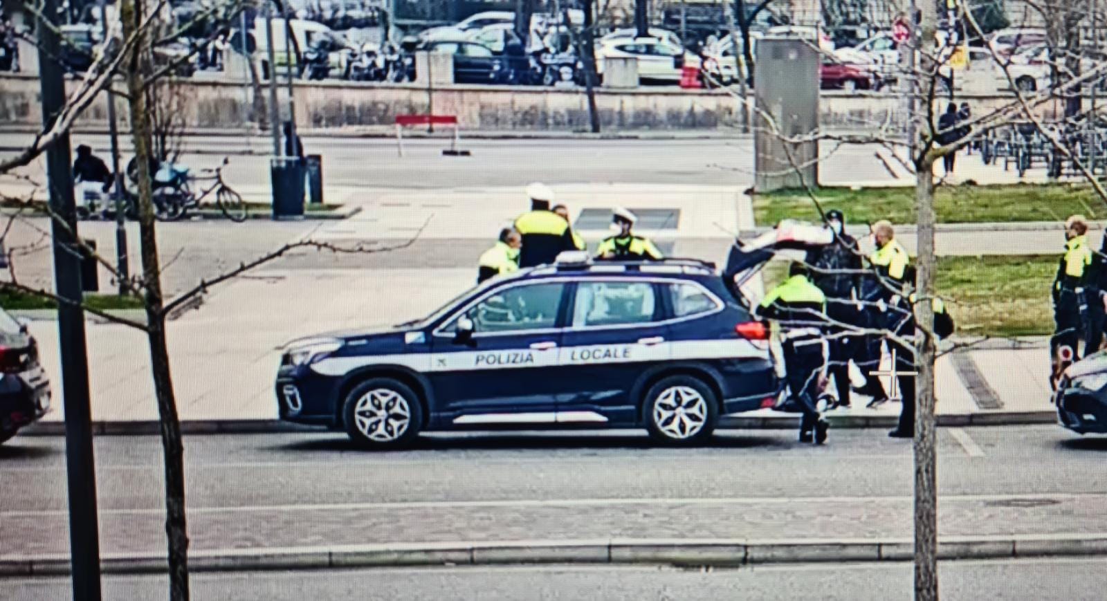 Maxi controllo anti spaccio ieri in stazione. La Polizia locale è intervenuta con sei pattuglie e Unità cinofile.