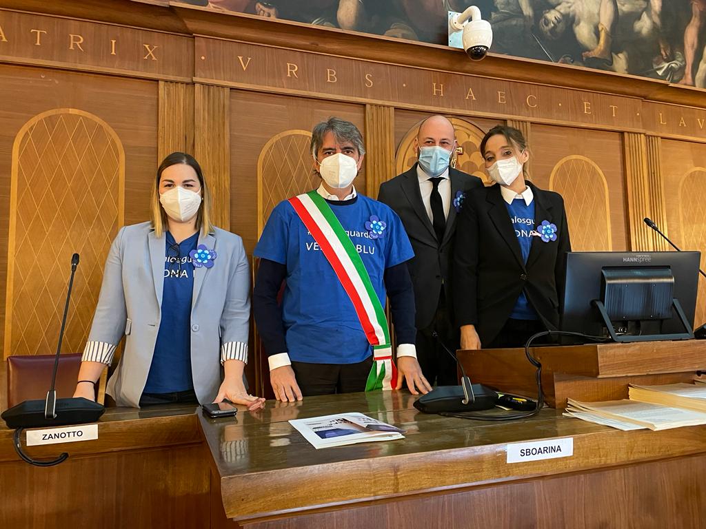 Verona si colora di blu come segno di solidarietà e di attenzione per l’autismo. Consiglio Comunale straordinario convocato dal Presidente Leonardo Ferrari