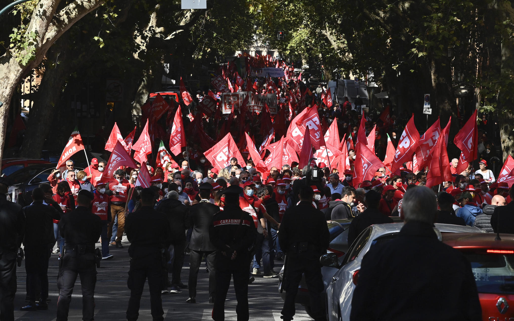 200 mila in piazza a Roma in violazione della legge elettorale