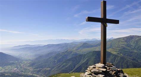 La Croce resta sulle nostre montagne. Perchè sta lì proprio a difendere la libertà di religione di tutti