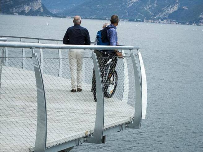 La “bike economy” spinge la crescita del mercato immobiliare sul lago di Garda