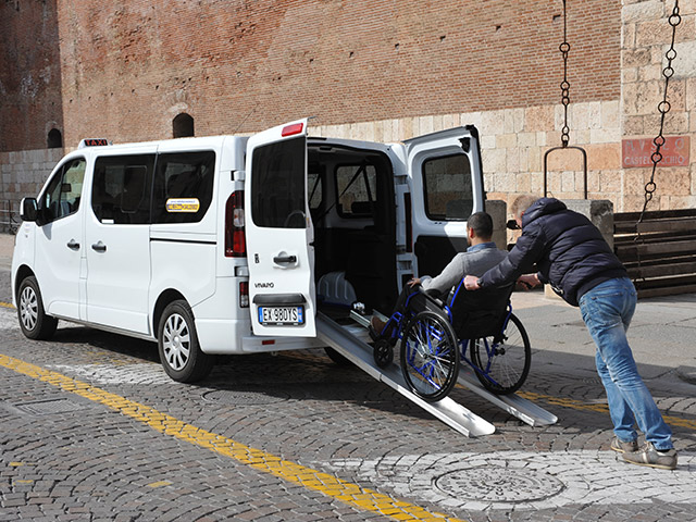 Disabile denuncia di essere stato fatto scendere da un taxi perché in carrozzina