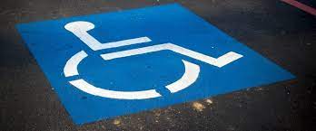 Multe più salate per chi occupa i parcheggi disabili. Ma siamo sicuri che siano tutti davvero disabili?