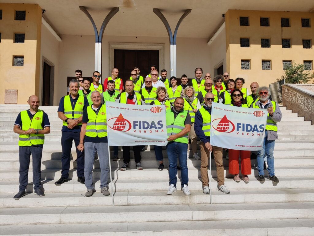 foto di gruppo col parroco di Gesu Divino Lavoratore 2