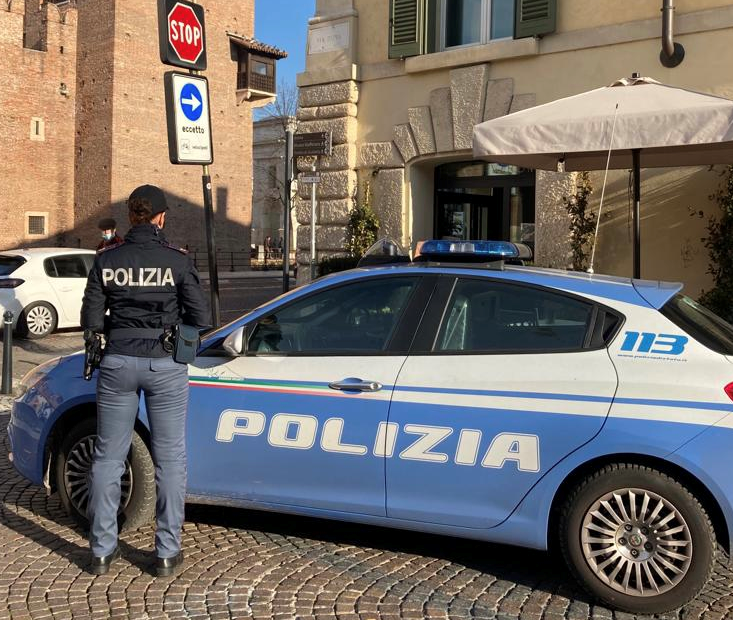 Distrae una signora e le ruba la borsa. Arrestata dalla Polizia