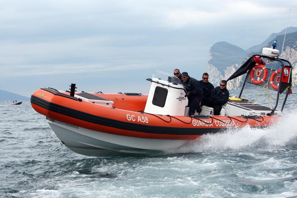 Surfista disperso sul lago da ieri, per Guardia Costiera e Vigili del Fuoco una notte di ricerche a vuoto