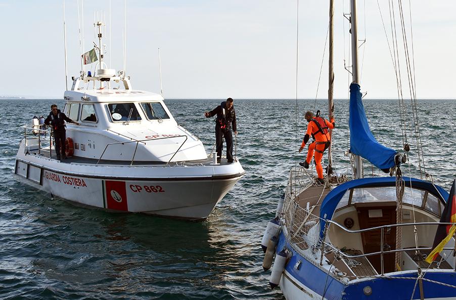 Gommone rischia di affondare al largo di Sirmione, la Guardia Costiera salva sei turisti