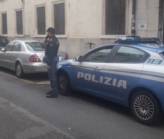 Ubriaco minaccia i poliziotti