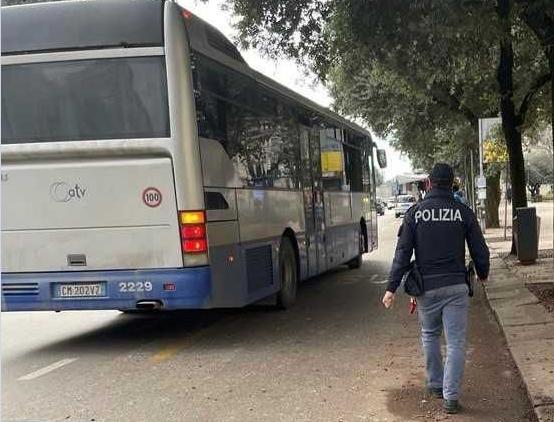 Paura sulla linea ATV 144. Teppista aggredisce il conducente e fa sbandare l’autobus.