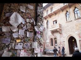Rimosse le scritte sui pilastri del cancello della Casa di Giulietta. Il sindaco s’appella al rispetto.