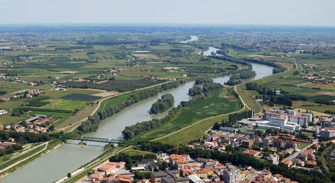 A Legnago il “pontile del commiato” per disperdere le ceneri dei defunti nell’Adige