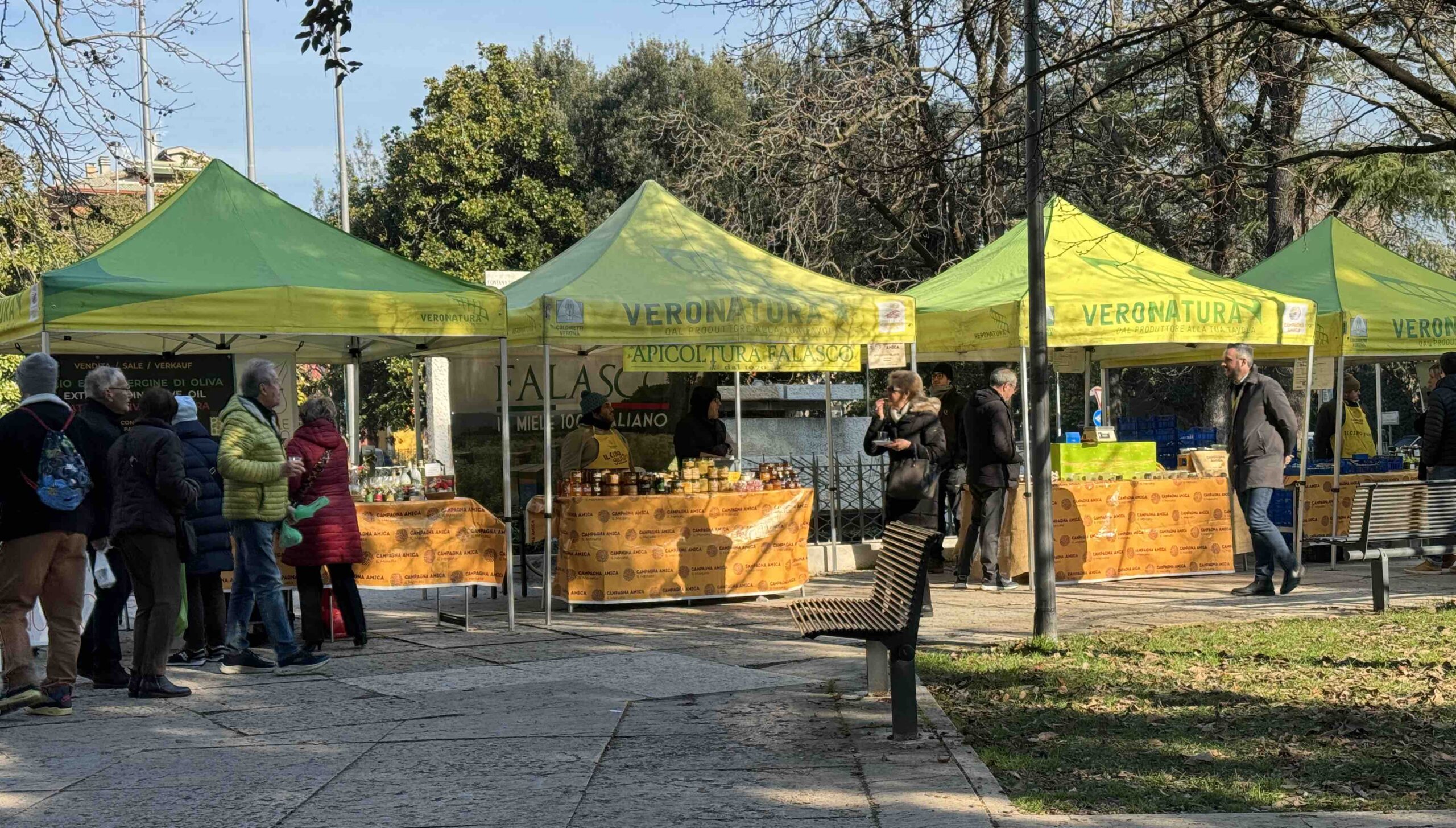 Borgo Trento. Piace il mercato a chilometro zero della Coldiretti in piazza Vittorio Veneto