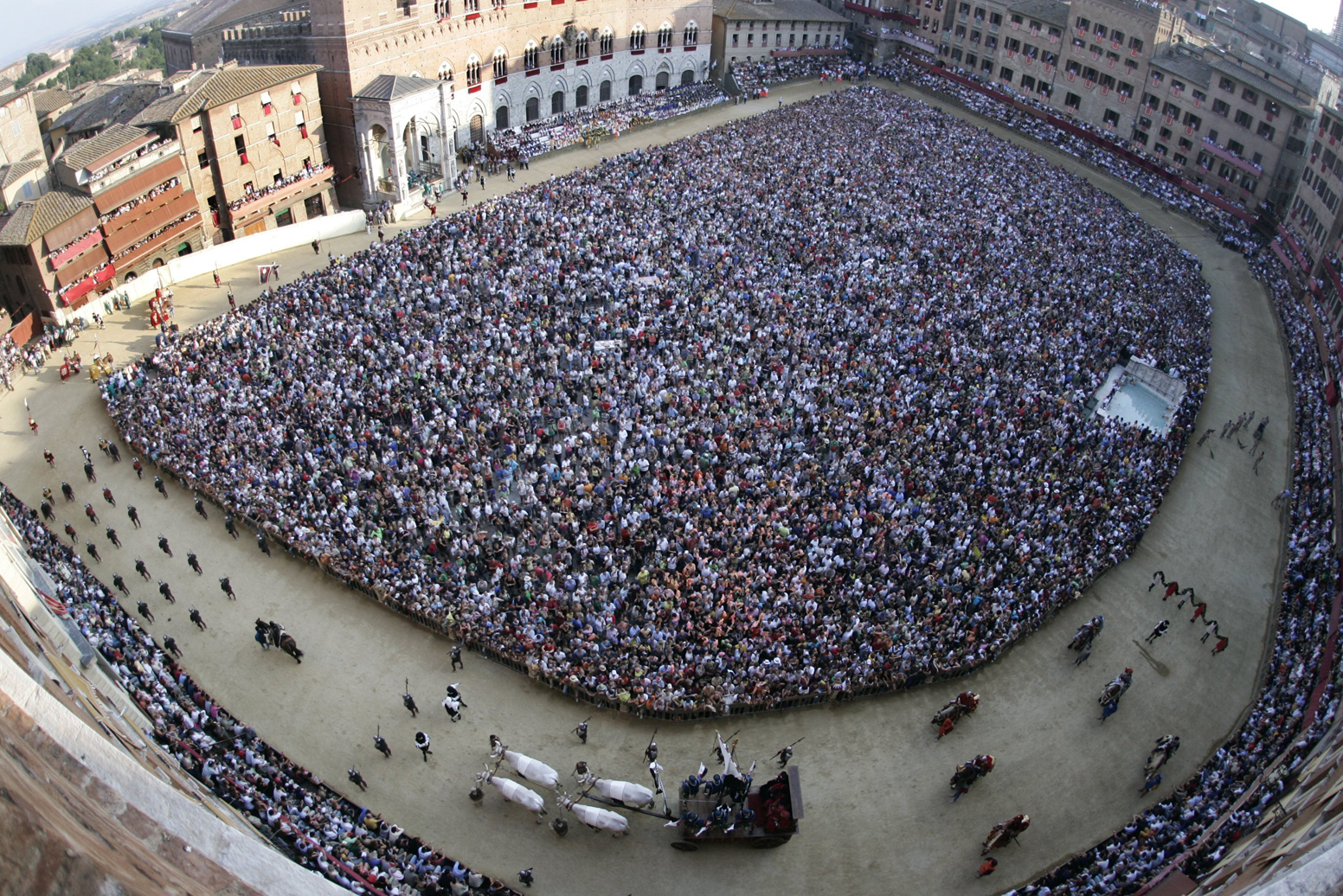 Correndo allegramente verso i 100 morti Covid al giorno. Ma al Palio di Siena e da Jovanotti erano a migliaia come sardine senza alcuna precauzione.