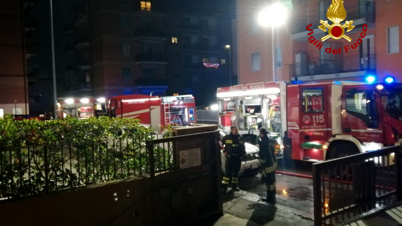 Incendio in via Arno, i pompieri salvano una signora anziana 