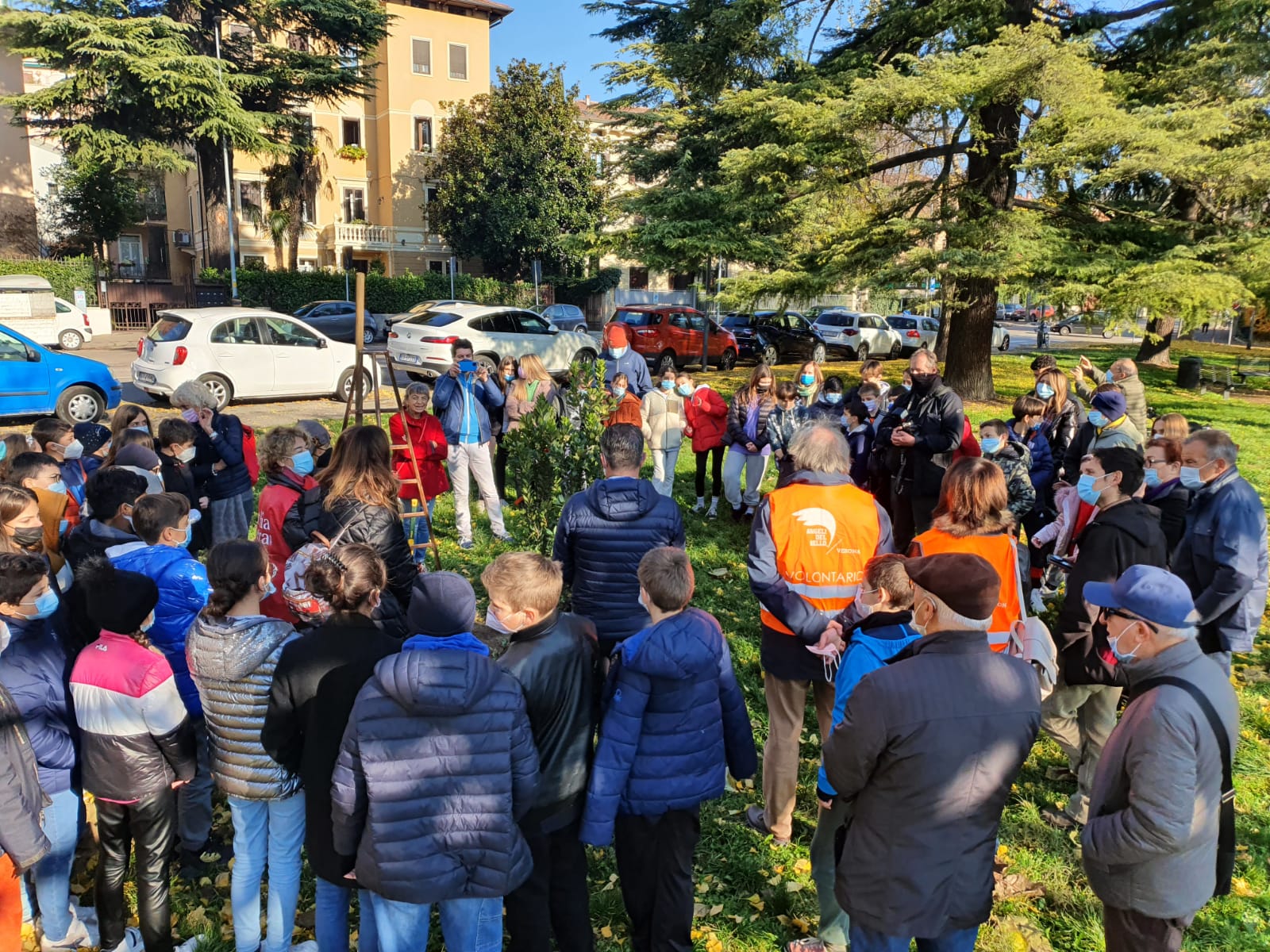 Giardini di via Nievo, piantati oggi quattro nuovi alberi da frutto