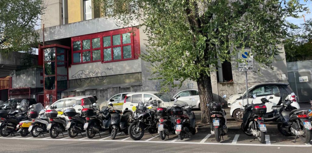 piazzale Stalli parcheggi motorini copia