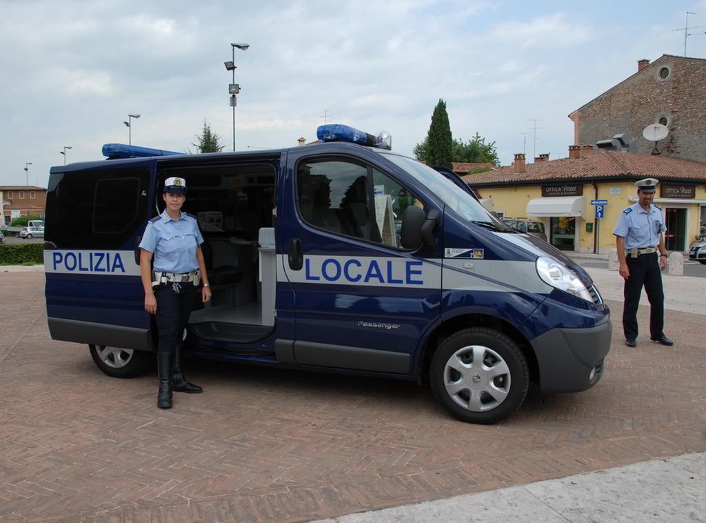 Parcheggiatori abusivi, Villafranca mette in campo otto agenti e “stacca” multe per oltre 2mila euro