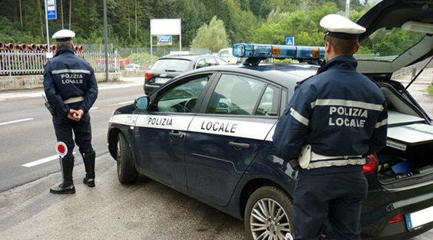 Bloccato dalla Polizia Locale bus che porta gli universitari in un locale sulle Torricelle