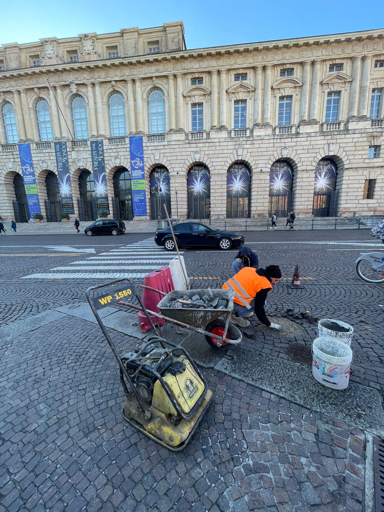 Piazza Bra, sostituito il porfido. Il piano dei lavori in centro proseguirà sino all’Immacolata