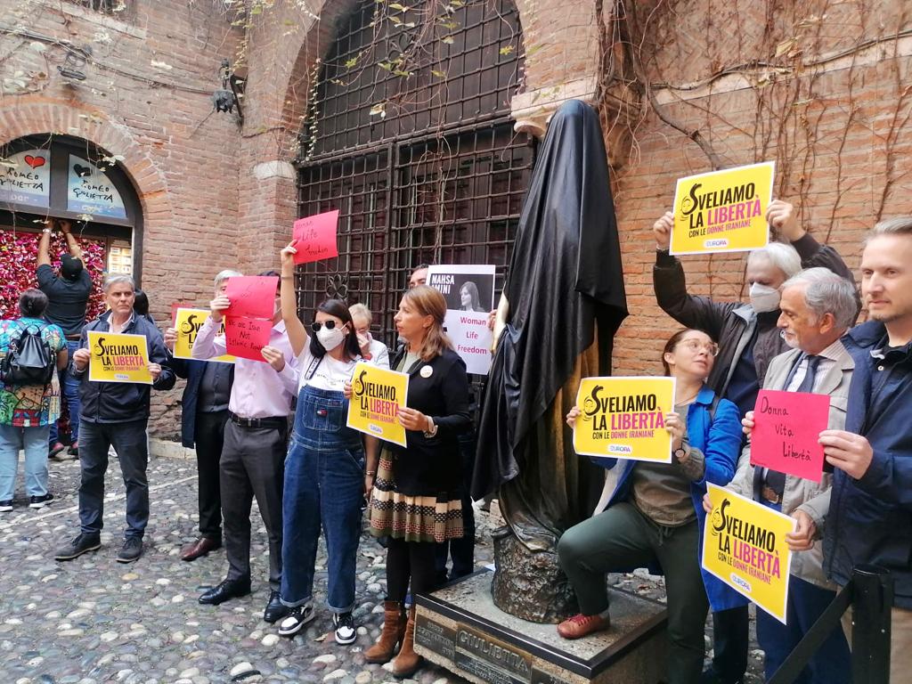Mahsa Amini, un flashmob alla tomba di Giulietta di +Europa ricorda la martire iraniana