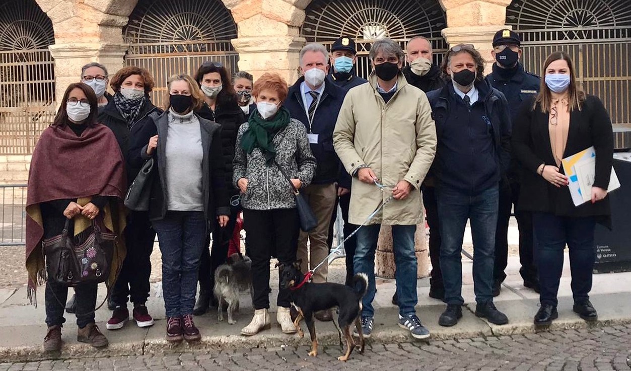 Verona rafforza le sue norme a tutela degli animali: stop allo sfruttamento commerciale ed al possesso se indegni