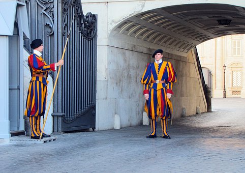 Il Papa predica l’accoglienza, ma in Vaticano le Guardie Svizzere non fanno entrare nessuno.