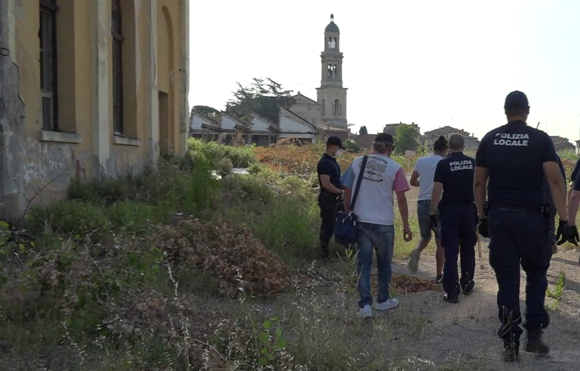 Sgomberata l’ex Tiberghien, luogo di degrado umano e ambientale