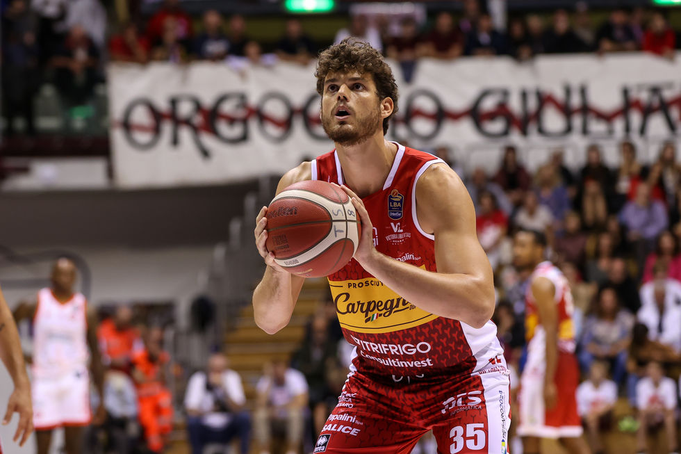 Leonardo Toté, season high con 17 punti nella vittoria di Pesaro su Brindisi