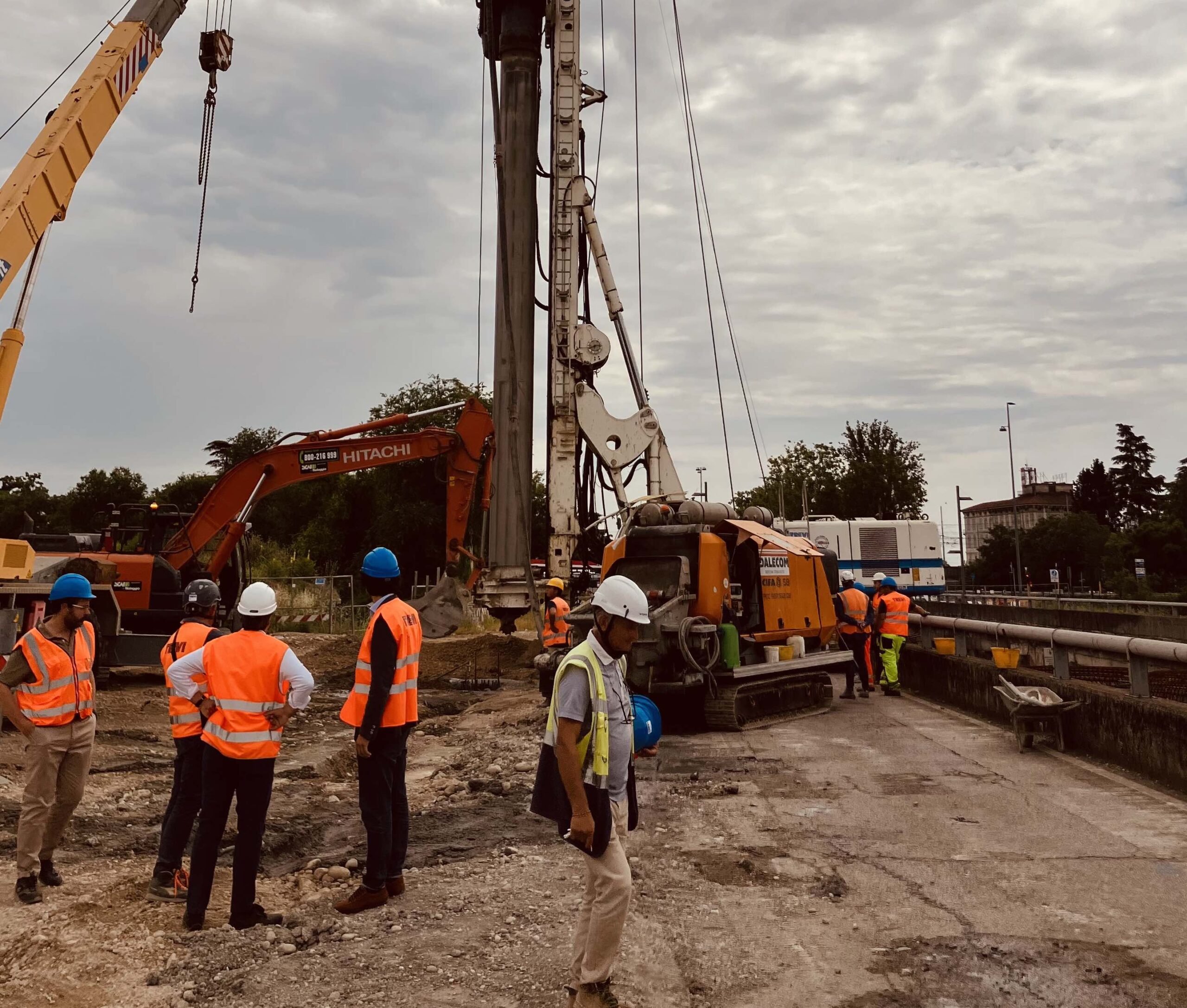 Cantiere del filobus di via Città di Nimes. Al  lavoro le trivelle